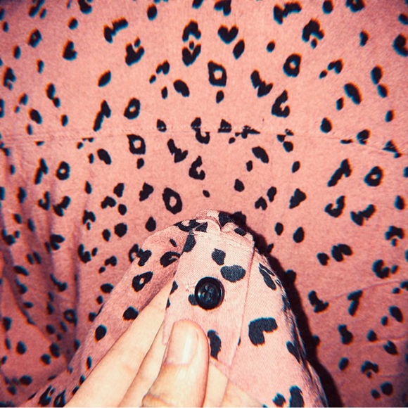 Pre-owned Women's H&M Divided Pink Leopard Print Button Down (Size 8) - Picture 4 of 5